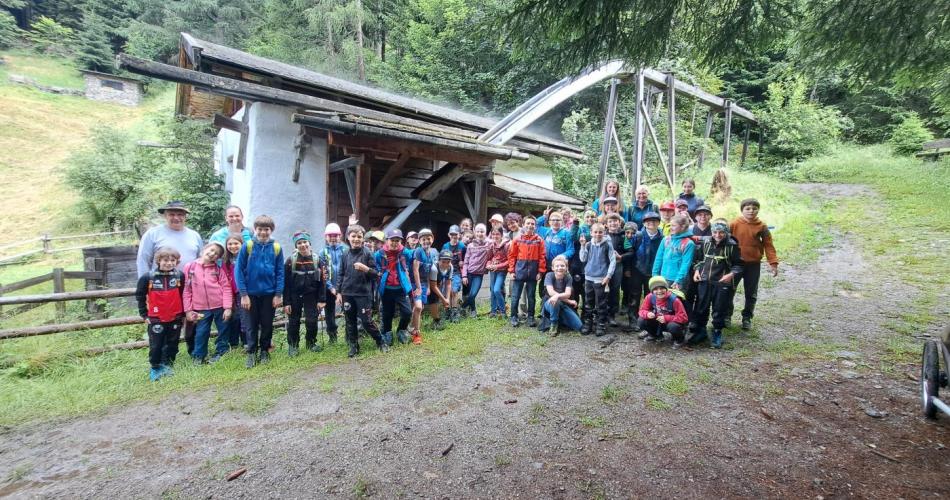 Gruppenfoto vor der Mühle