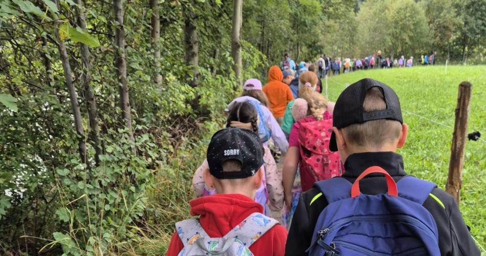 Kinder in einer Zweierreihe