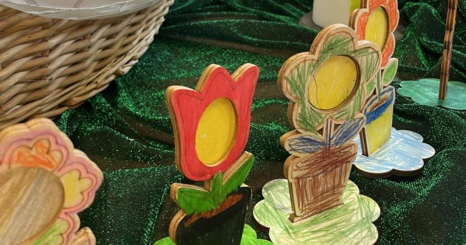 Gebastelte Blumen aus Holz